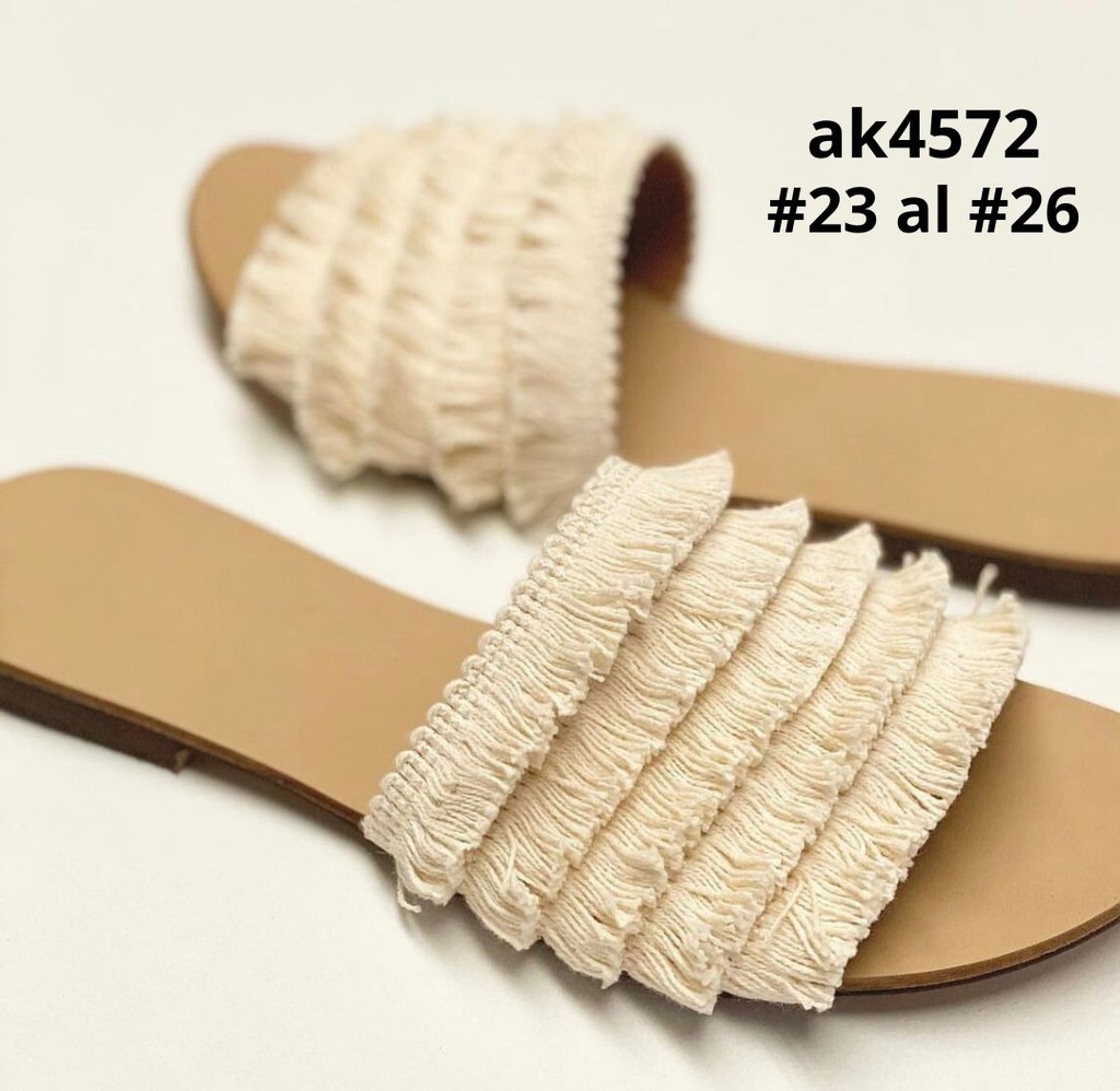 AK4572