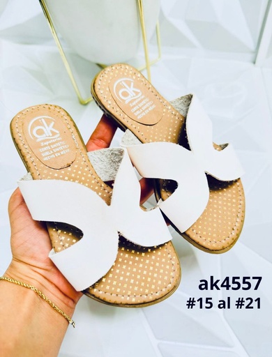 AK4557